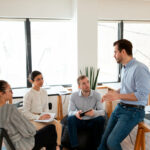 proceso de escucha activa en una reunión de empresa
